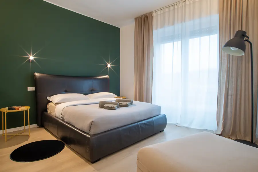 Camera dell'Appartamento A con parete verde
