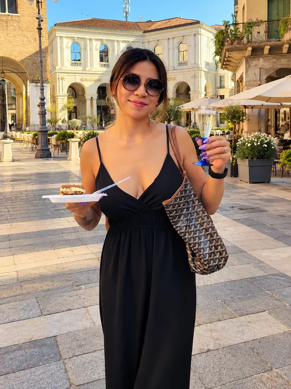 Tiffany in Piazza dei Signori con un calice di prosecco e il tiramisù