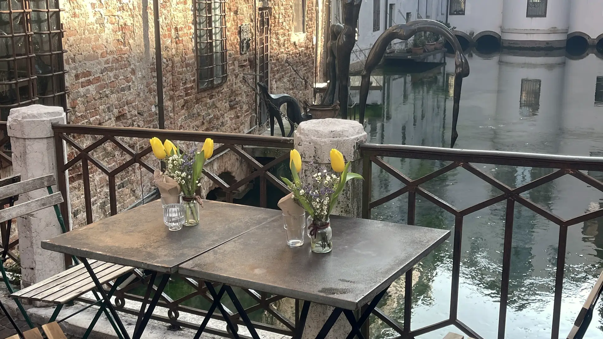 Tavolini affacciati su un canale nel centro di Treviso